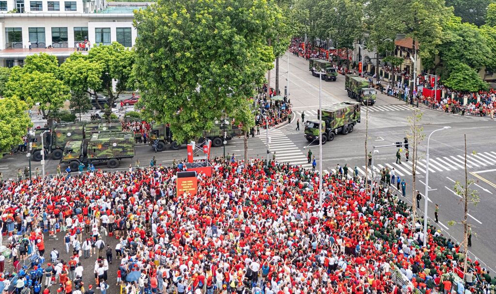 crowds-ho-chi-minh-mausoleum Large crowds gathered near Ho Chi Minh Mausoleum to watch the National Day parade on September 2, 2025. V vietnamplus.vn V Sources