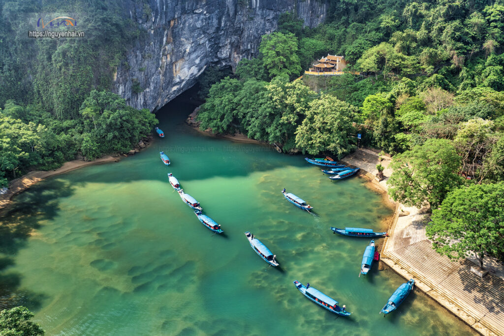thuyen-song-son-phong-nha Hàng loạt thuyền du lịch đưa du khách khám phá Động Phong Nha trên dòng sông Son (Nguồn ảnh: sưu tầm)