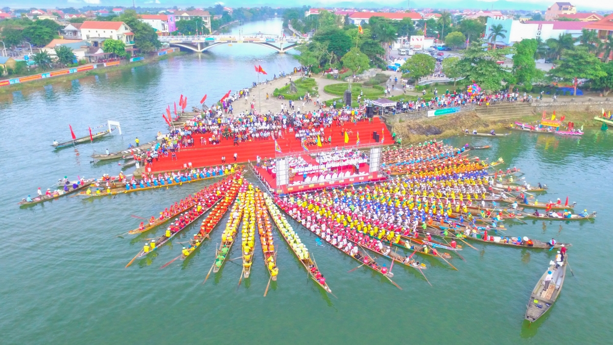 khong-khi-dua-thuyen-le-thuy ChatGPT said: The vibrant atmosphere of the traditional boat-racing festival on the Kien Giang River in Le Thuy, Quang Tri