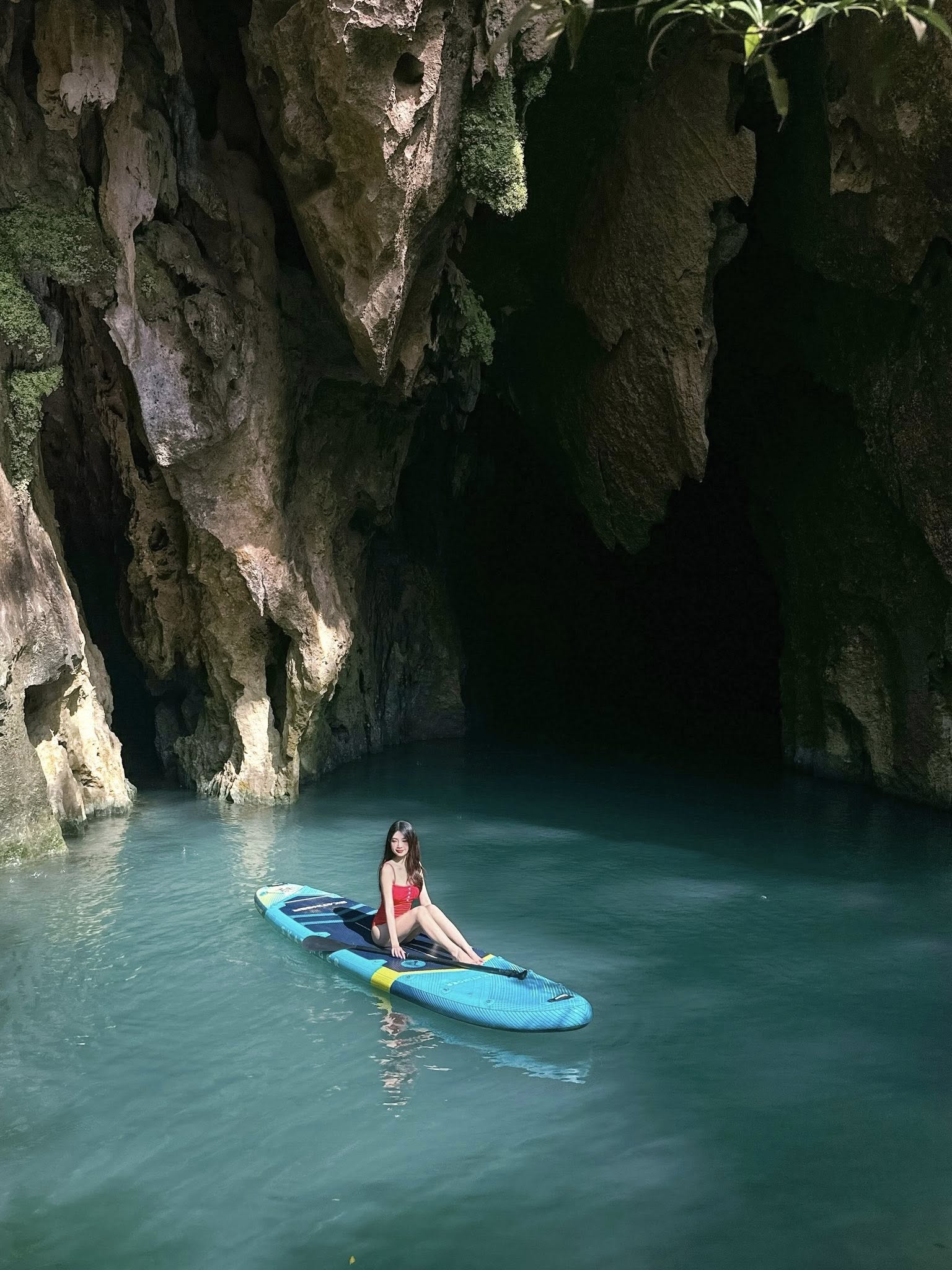 Limestone walls and clear water at Hang E