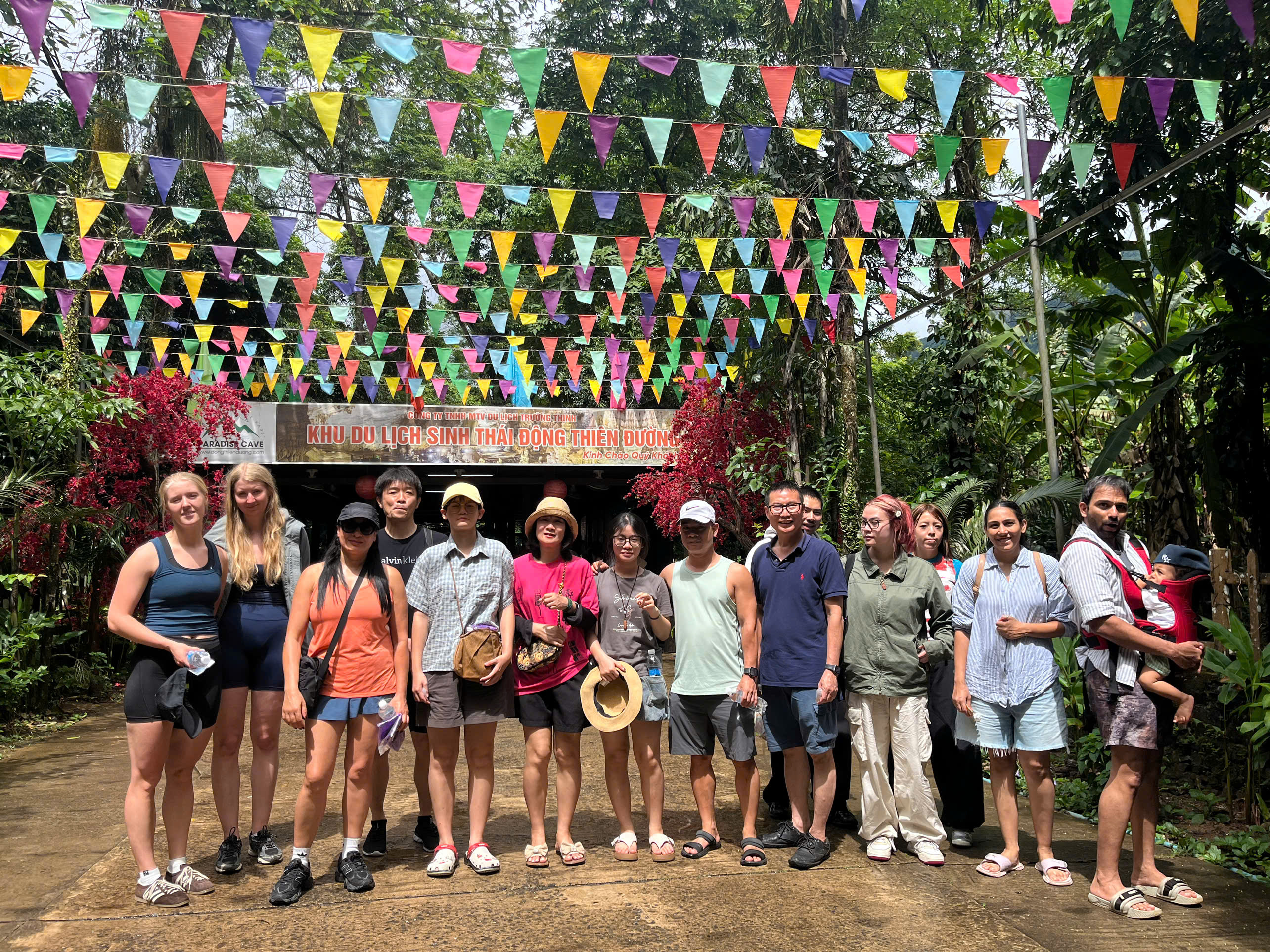Du khách cùng Phongnha Discovery Tours tại khu du lịch sinh thái động Thiên Đường