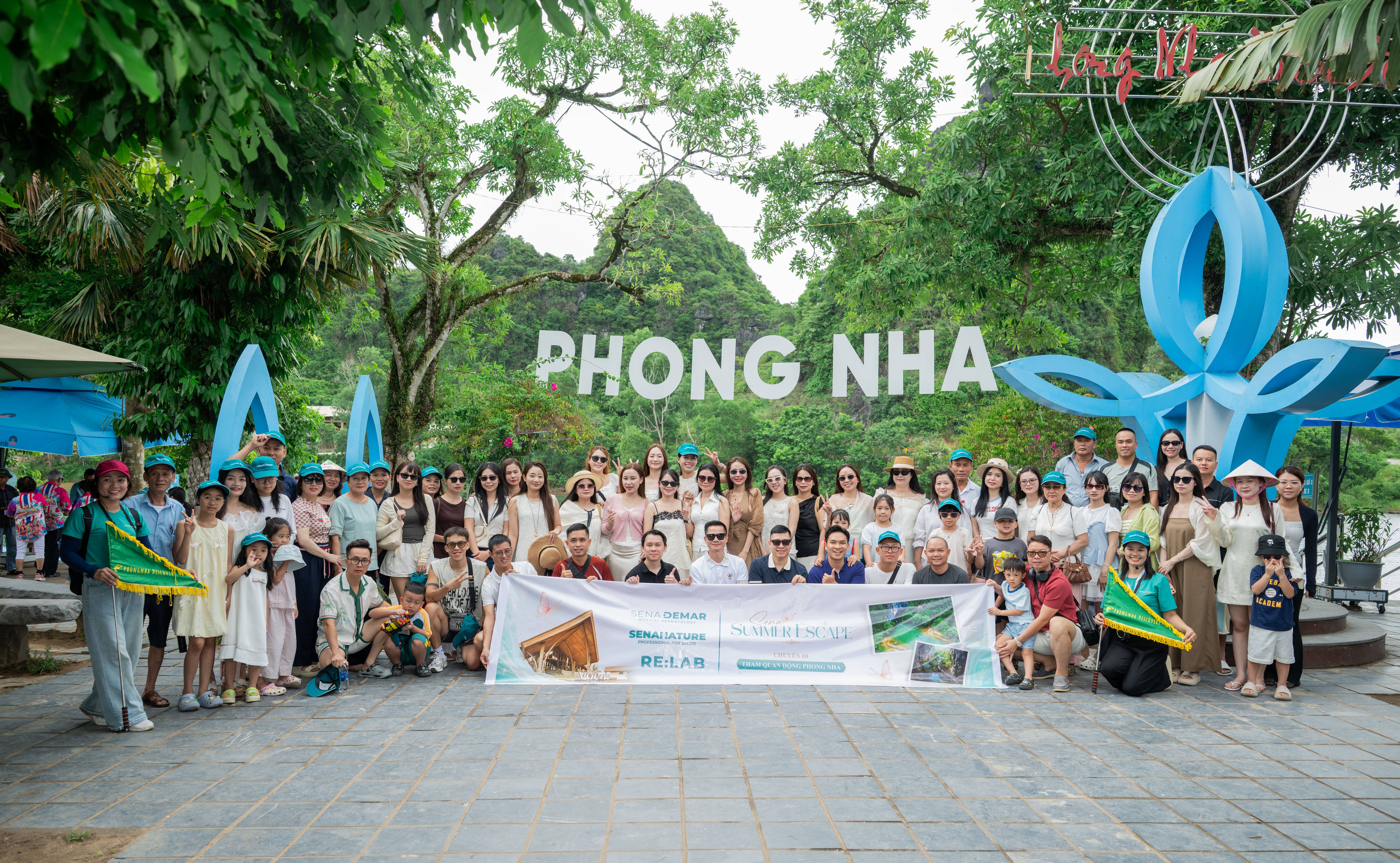 Đoàn khách cùng Phongnha Discovery Tours tại điểm check-in PHONG NHA
