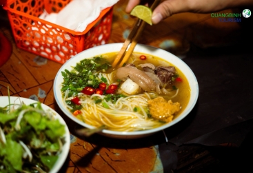 Phongnha Discovery Tours Ăn gì ở Chợ Ga Đồng Hới? Dạo chợ, nếm vị quê
