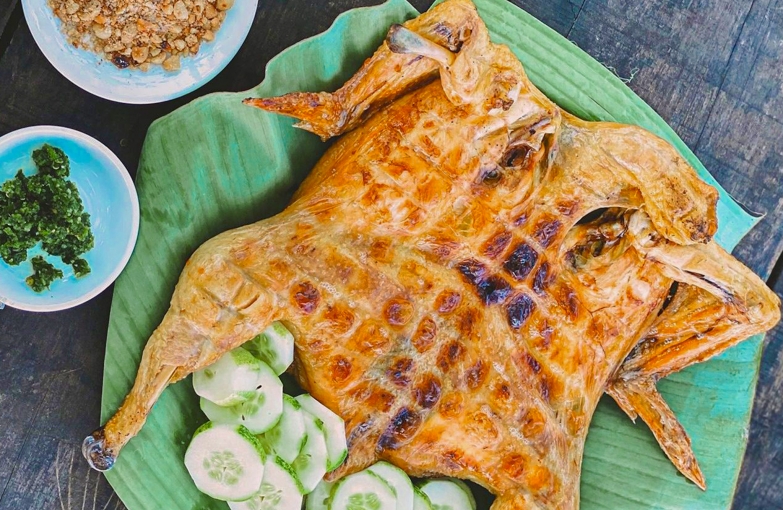 Charcoal-grilled chicken served with muối cheo and fresh vegetables in Phong Nha